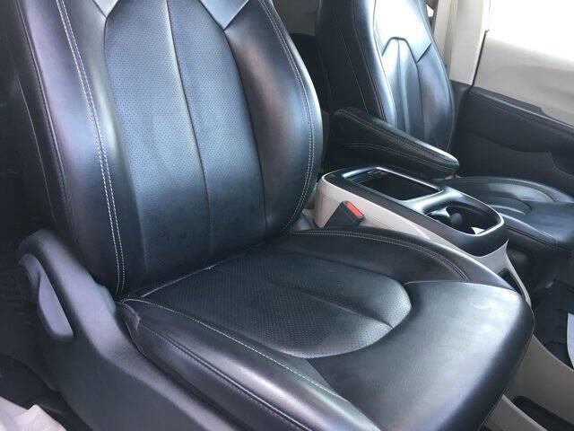 Used 2023 Chrysler Pacifica Touring-L image 10