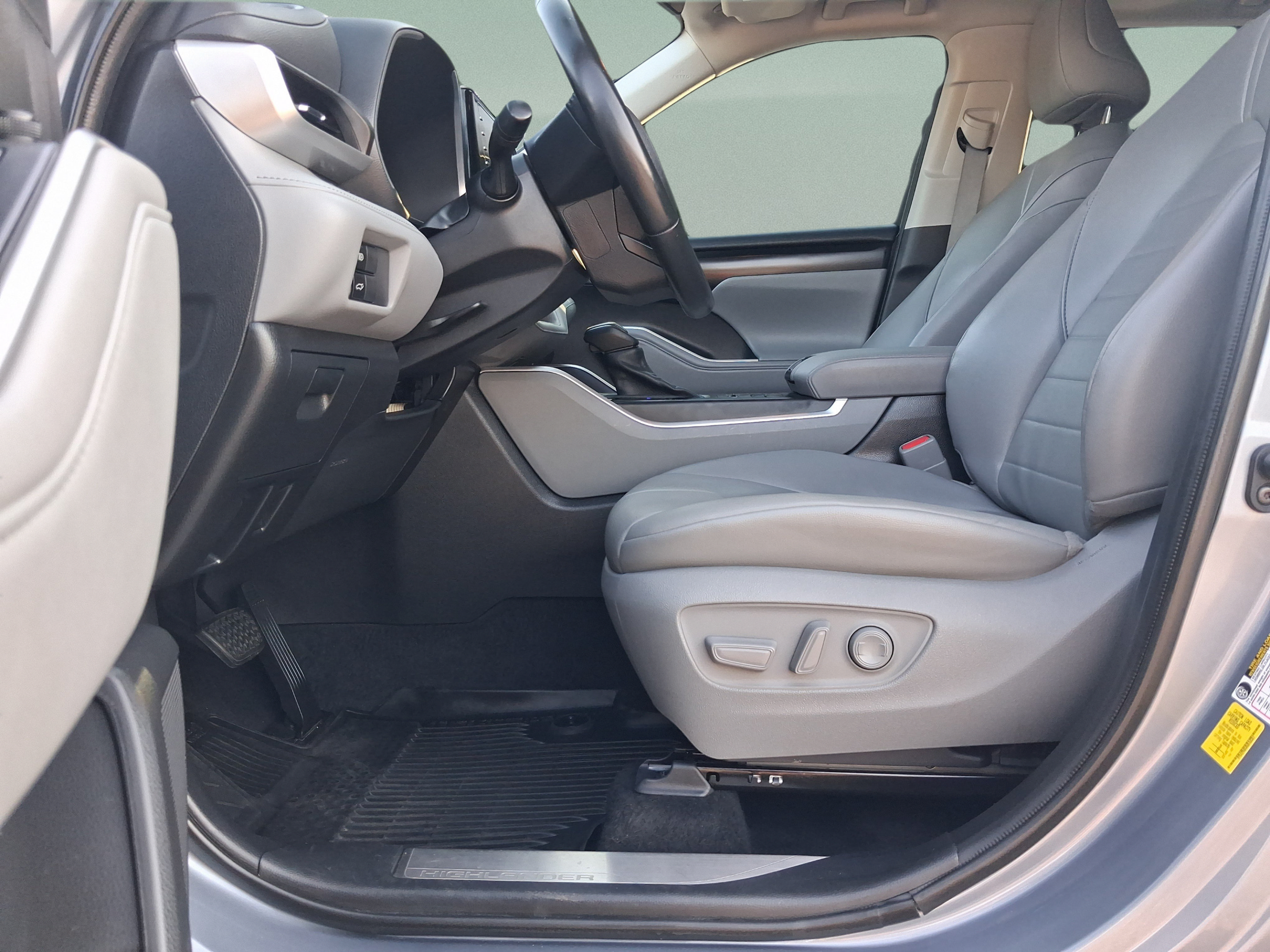Used 2022 Toyota Highlander XLE AWD/4WD image 12