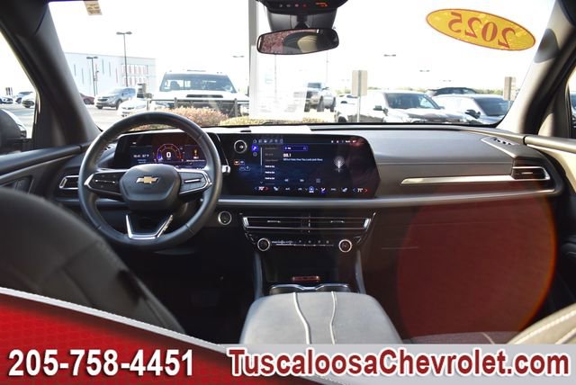 Used 2025 Chevrolet Traverse LT w/ Driver Confidence Package image 3