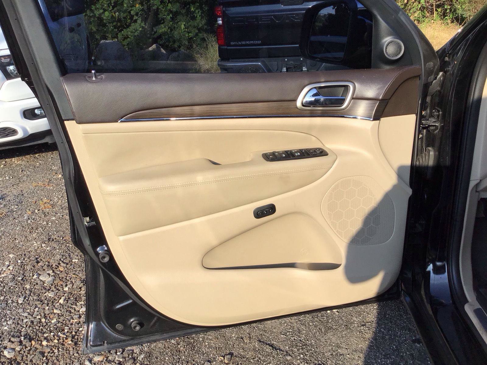 Used 2017 Jeep Grand Cherokee Overland RWD image 11