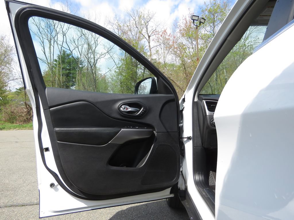 Used 2019 Jeep Cherokee Limited AWD/4WD image 9