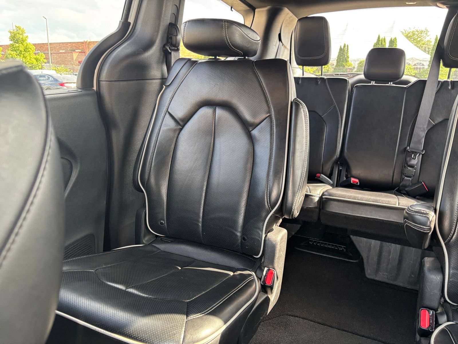 Used 2025 Chrysler Pacifica Limited FWD image 40