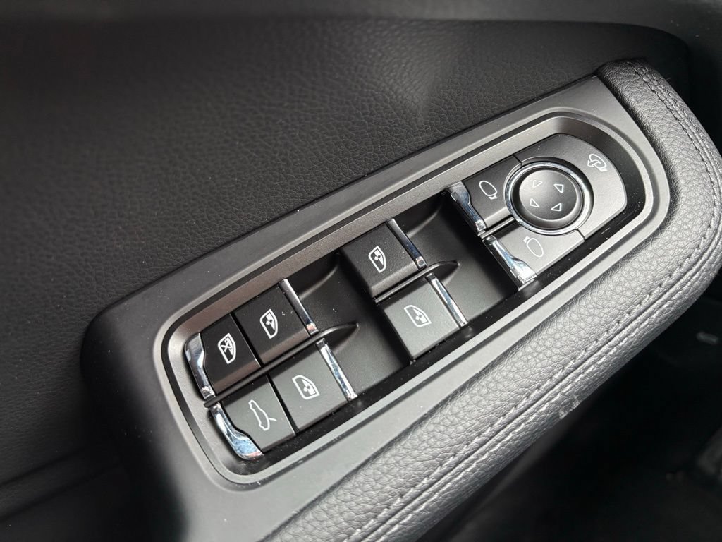 Certified 2026 Porsche Macan AWD/4WD image 33
