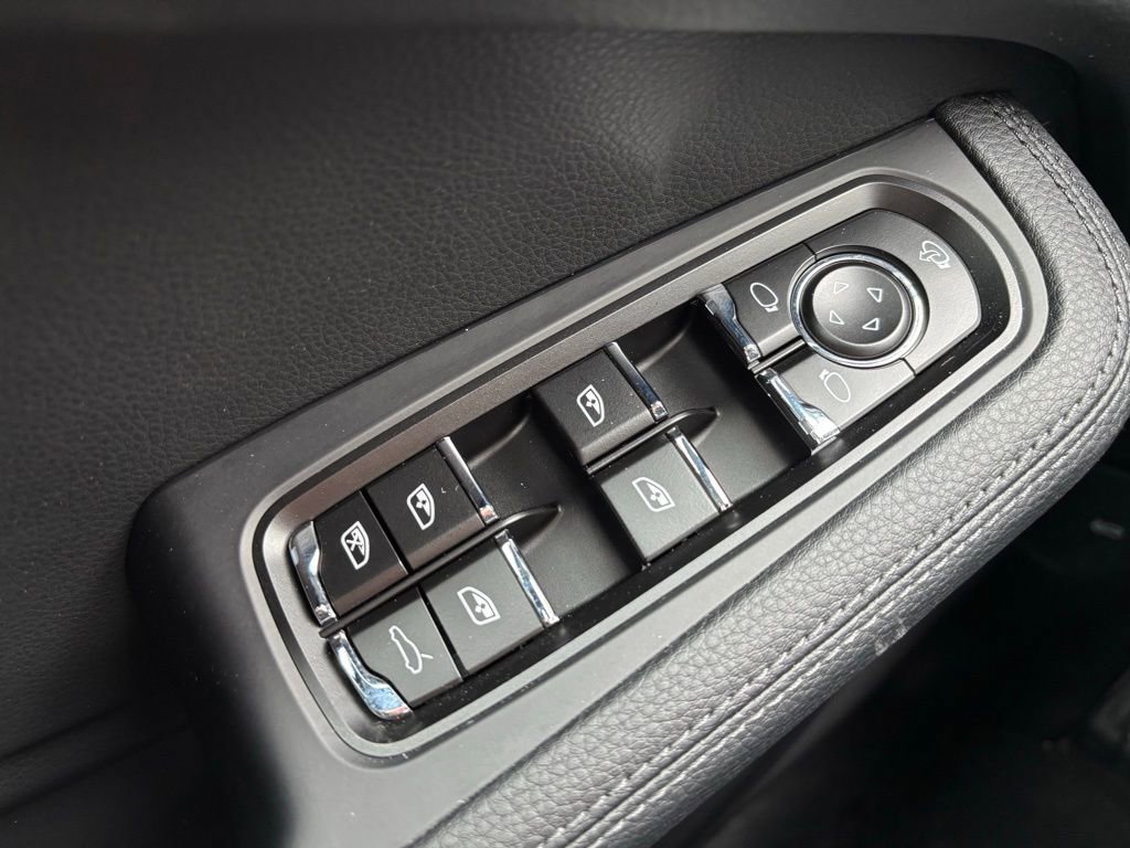 Certified 2026 Porsche Macan AWD/4WD image 33