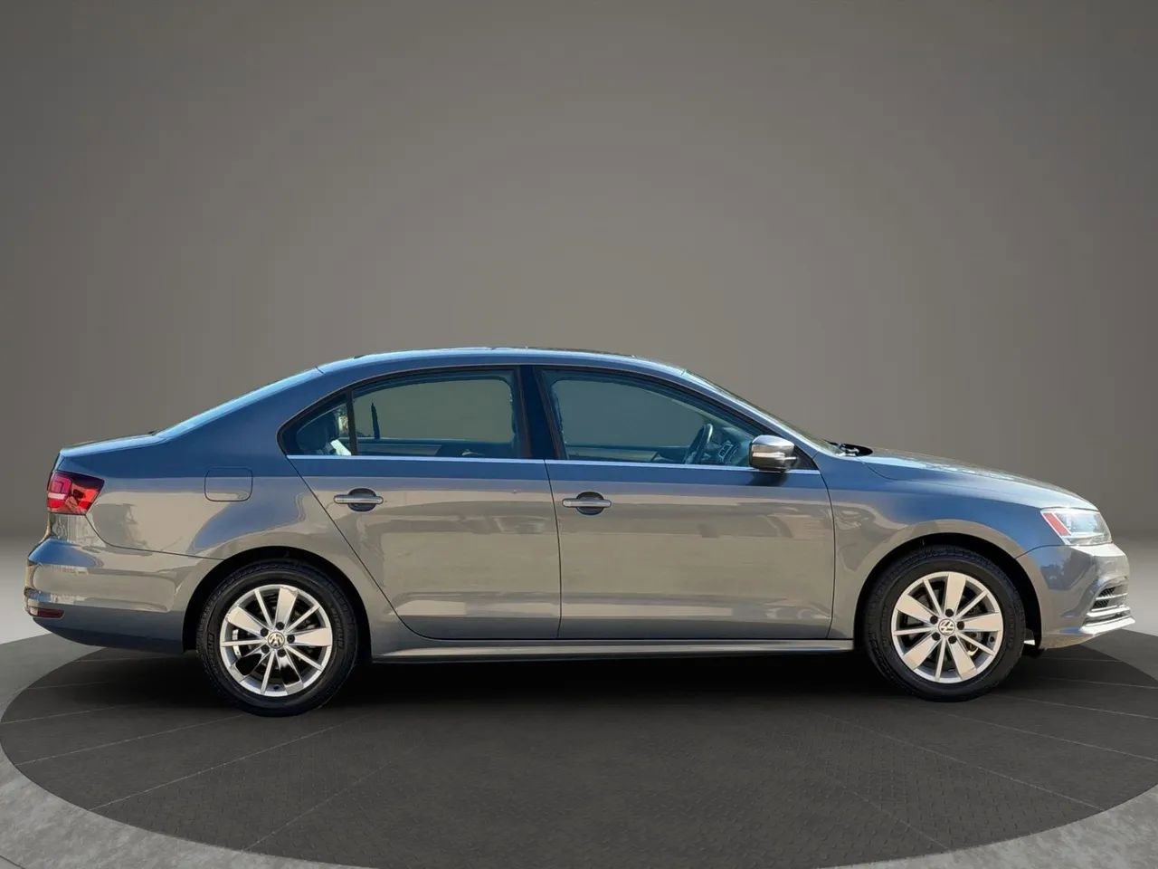 Used 2016 Volkswagen Jetta SE image 2