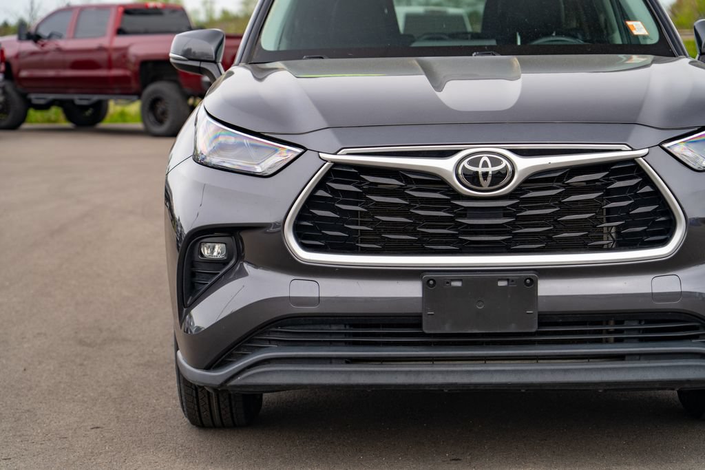 Used 2022 Toyota Highlander XLE AWD/4WD image 5