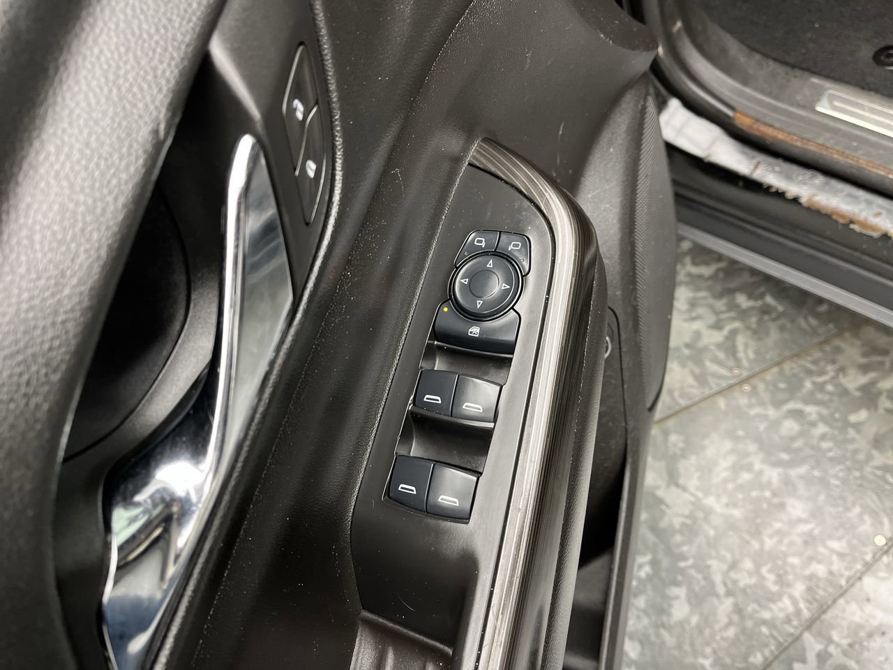 Used 2017 GMC Acadia SLE w/ Driver Alert Package I AWD/4WD image 7
