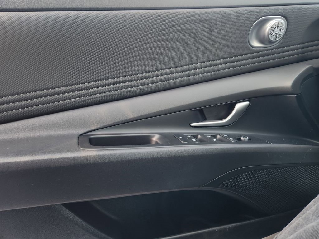 Used 2025 Hyundai Elantra SEL FWD image 23