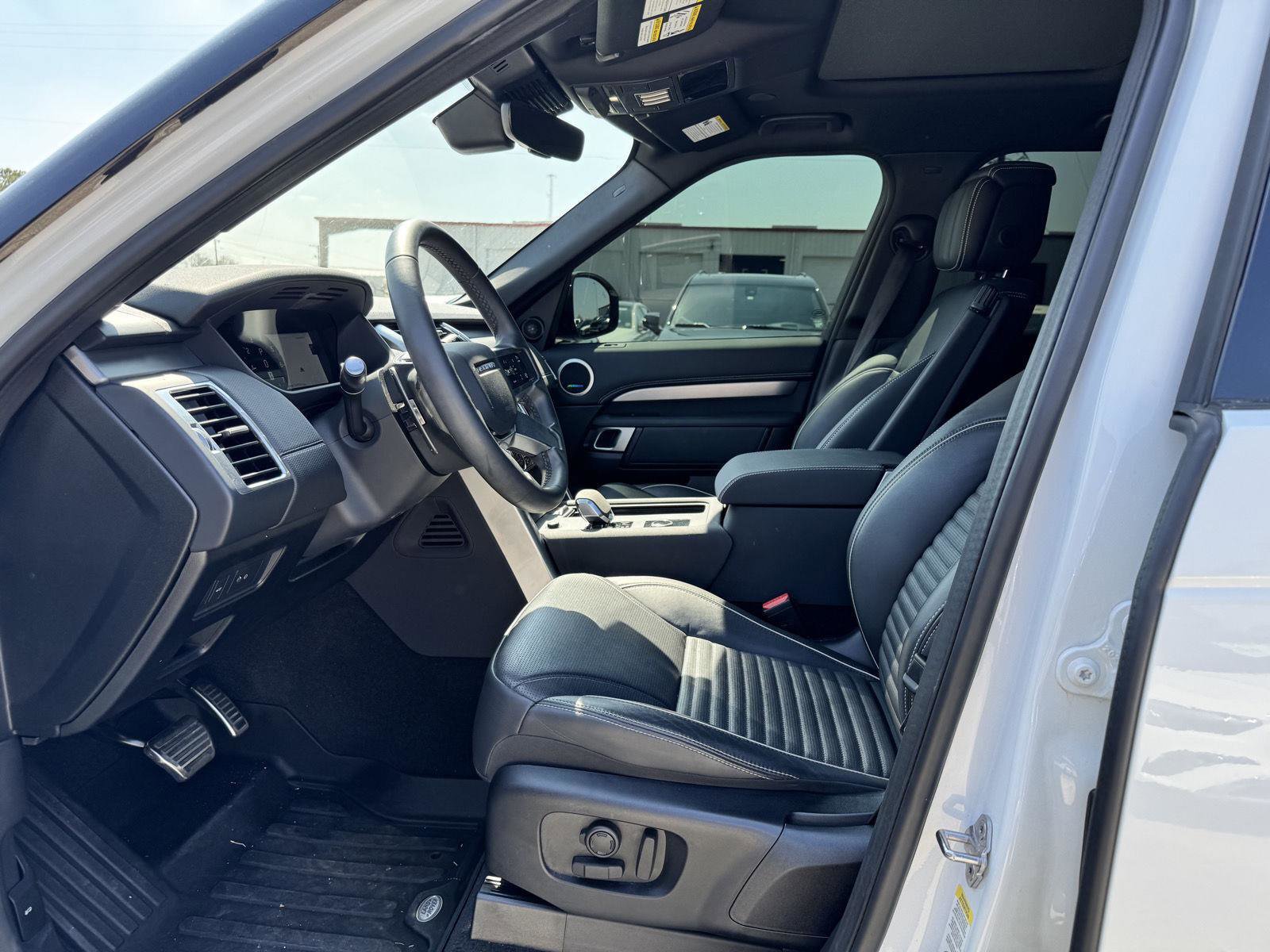 Used 2024 Land Rover Discovery Dynamic SE image 5