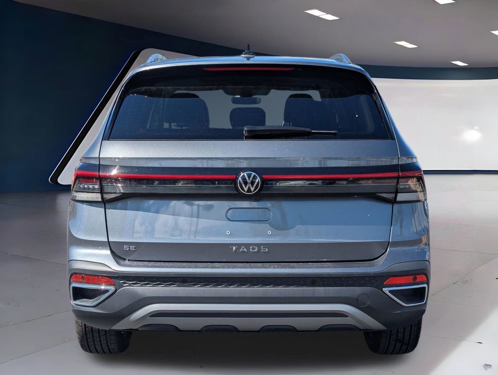 Used 2025 Volkswagen Taos SE w/ Panoramic Sunroof Package FWD image 4