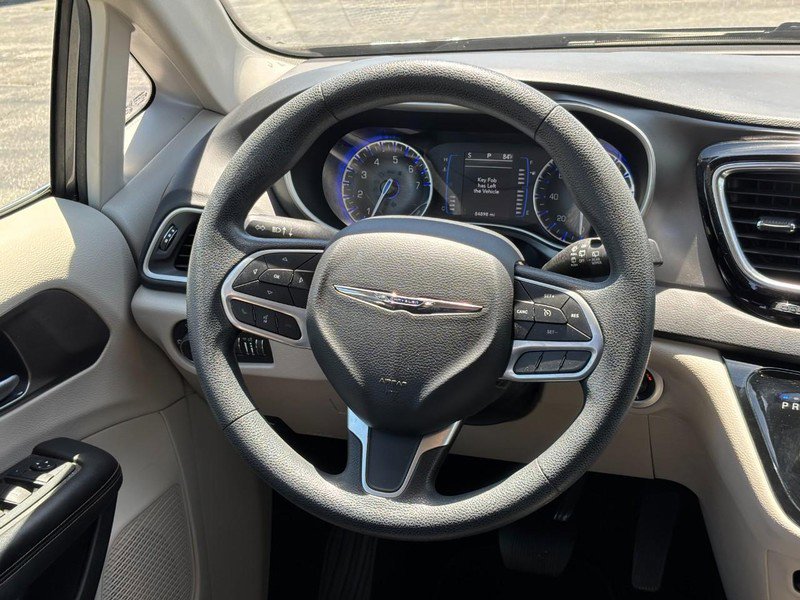 Used 2020 Chrysler Pacifica Touring FWD image 13
