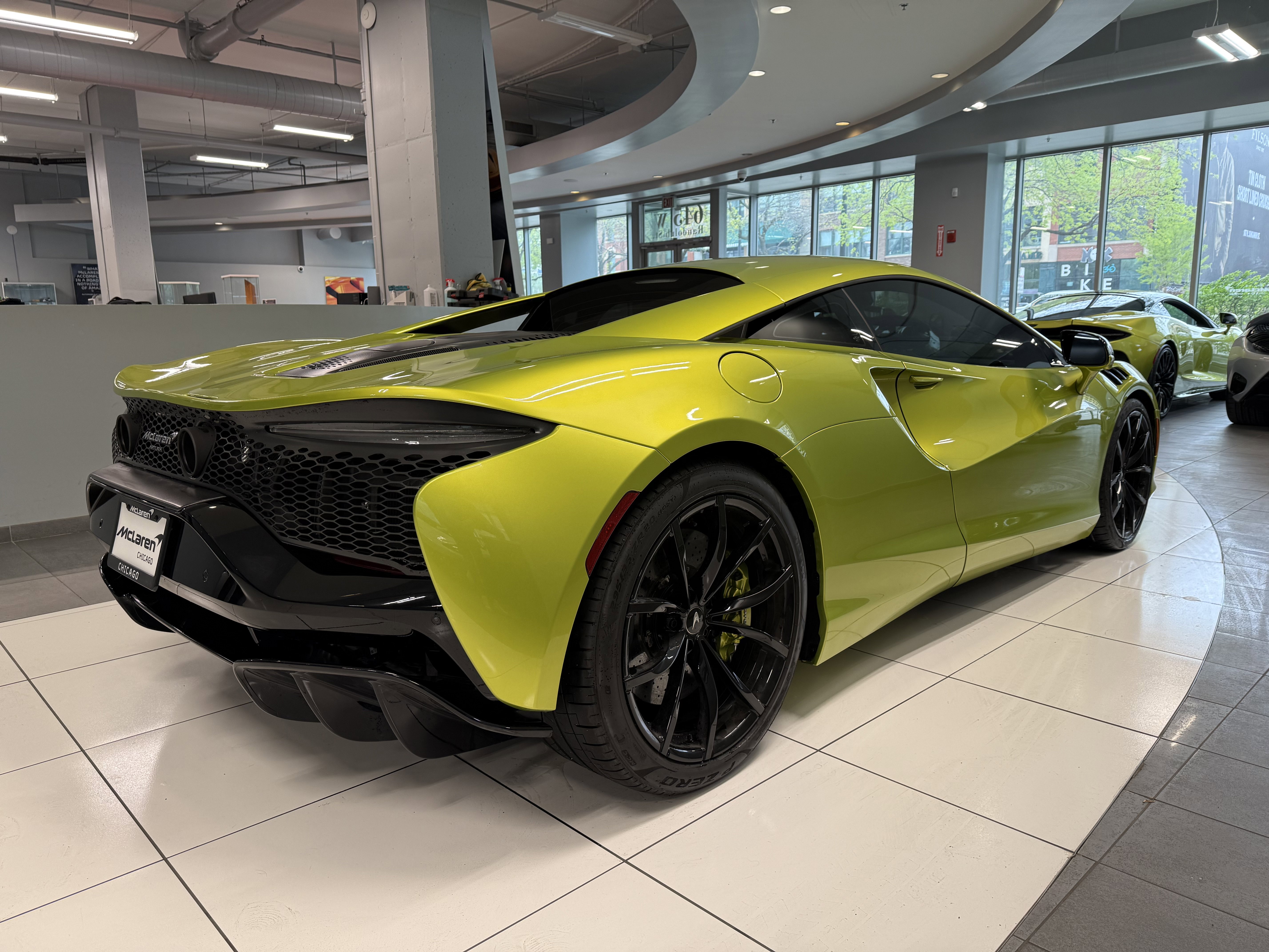 Used 2023 McLaren Artura RWD image 3