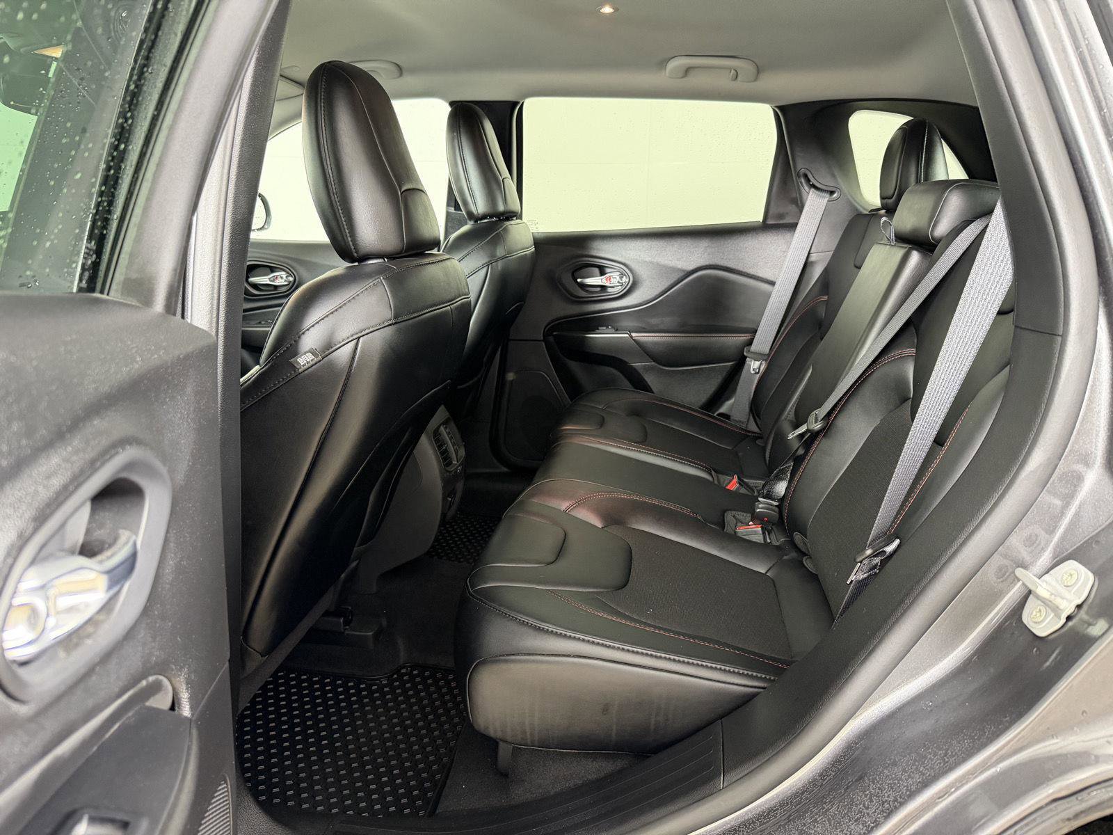 Used 2022 Jeep Cherokee Trailhawk image 16