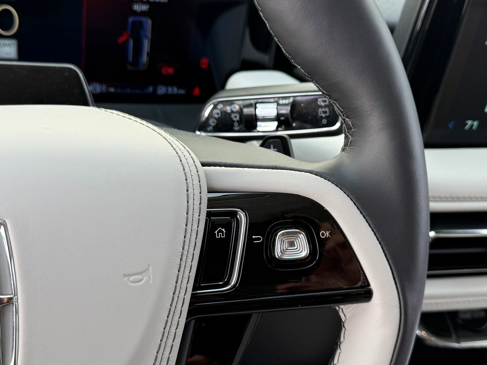 New 2026 Lincoln Aviator AWD image 32