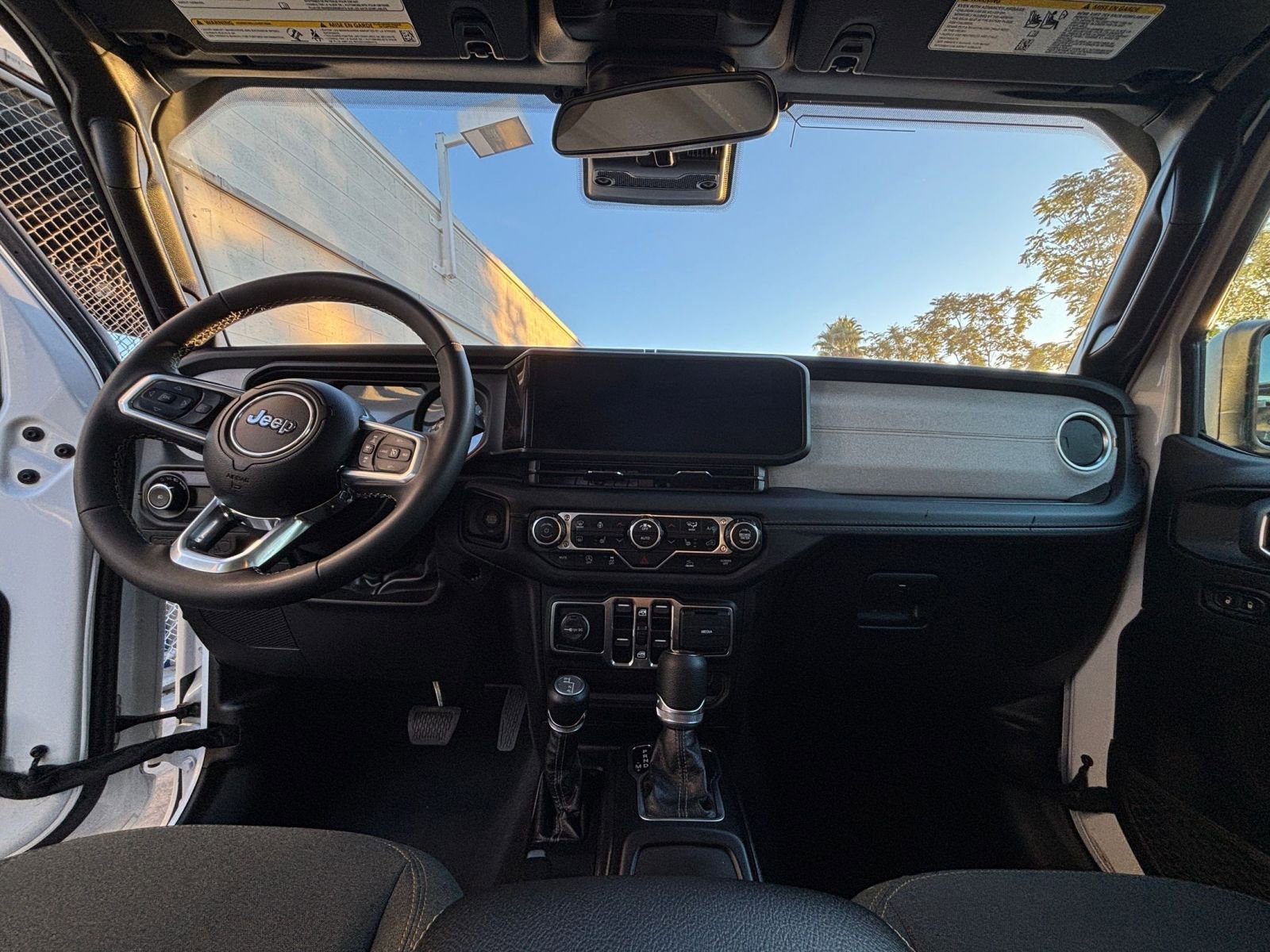 Used 2025 Jeep Wrangler Sahara image 33