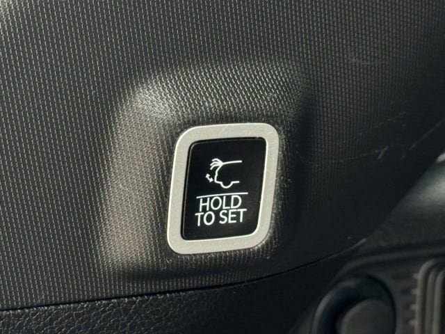 Used 2023 Jeep Grand Cherokee Overland w/ Luxury Tech Group IV AWD/4WD image 36