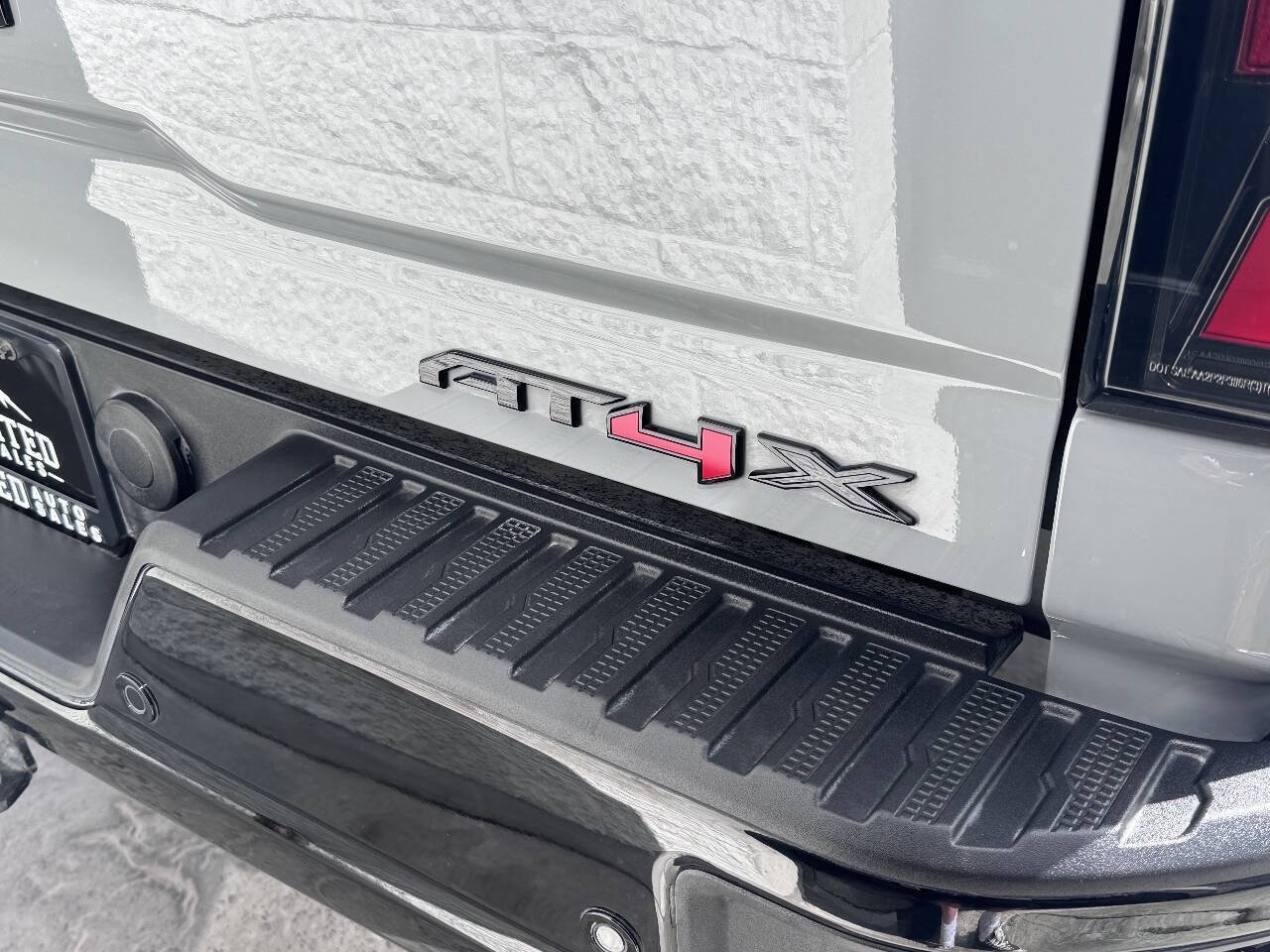Used 2024 GMC Sierra 2500 AT4X AWD/4WD image 18