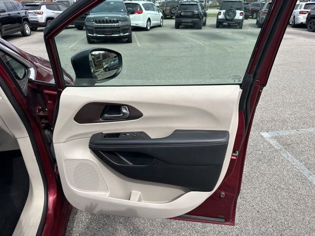 Certified 2023 Chrysler Voyager LX image 13