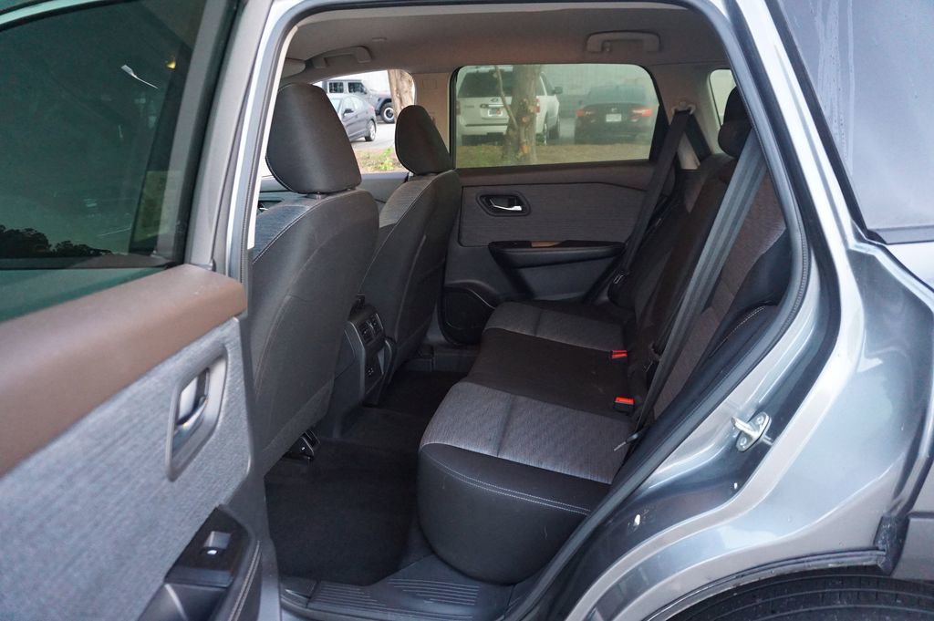 Used 2023 Nissan Rogue SV image 12