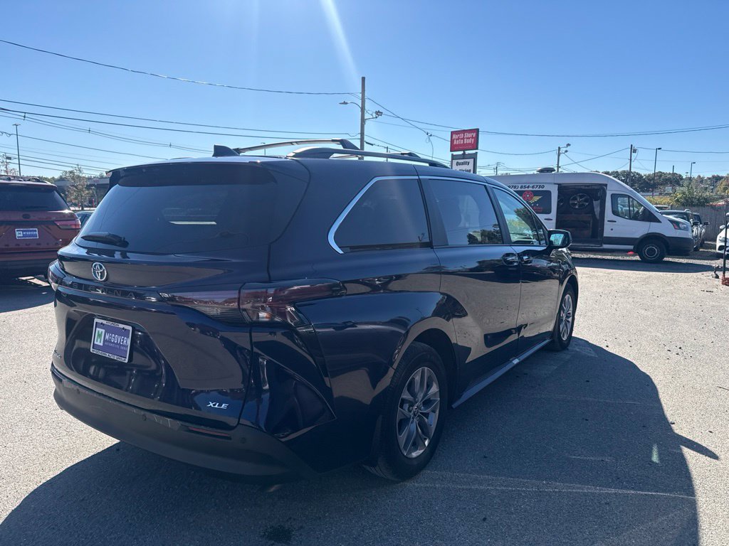 Used 2025 Toyota Sienna XLE w/ XLE Plus Package AWD/4WD image 6