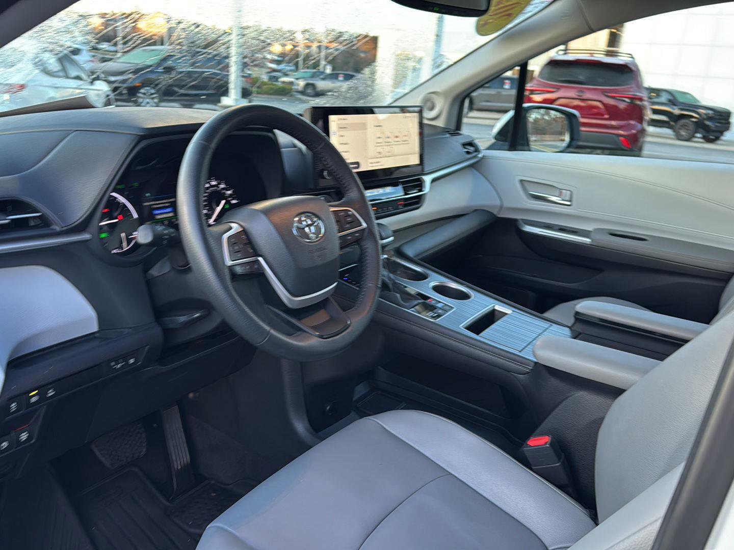 Used 2025 Toyota Sienna XLE w/ XLE Plus Package FWD image 14