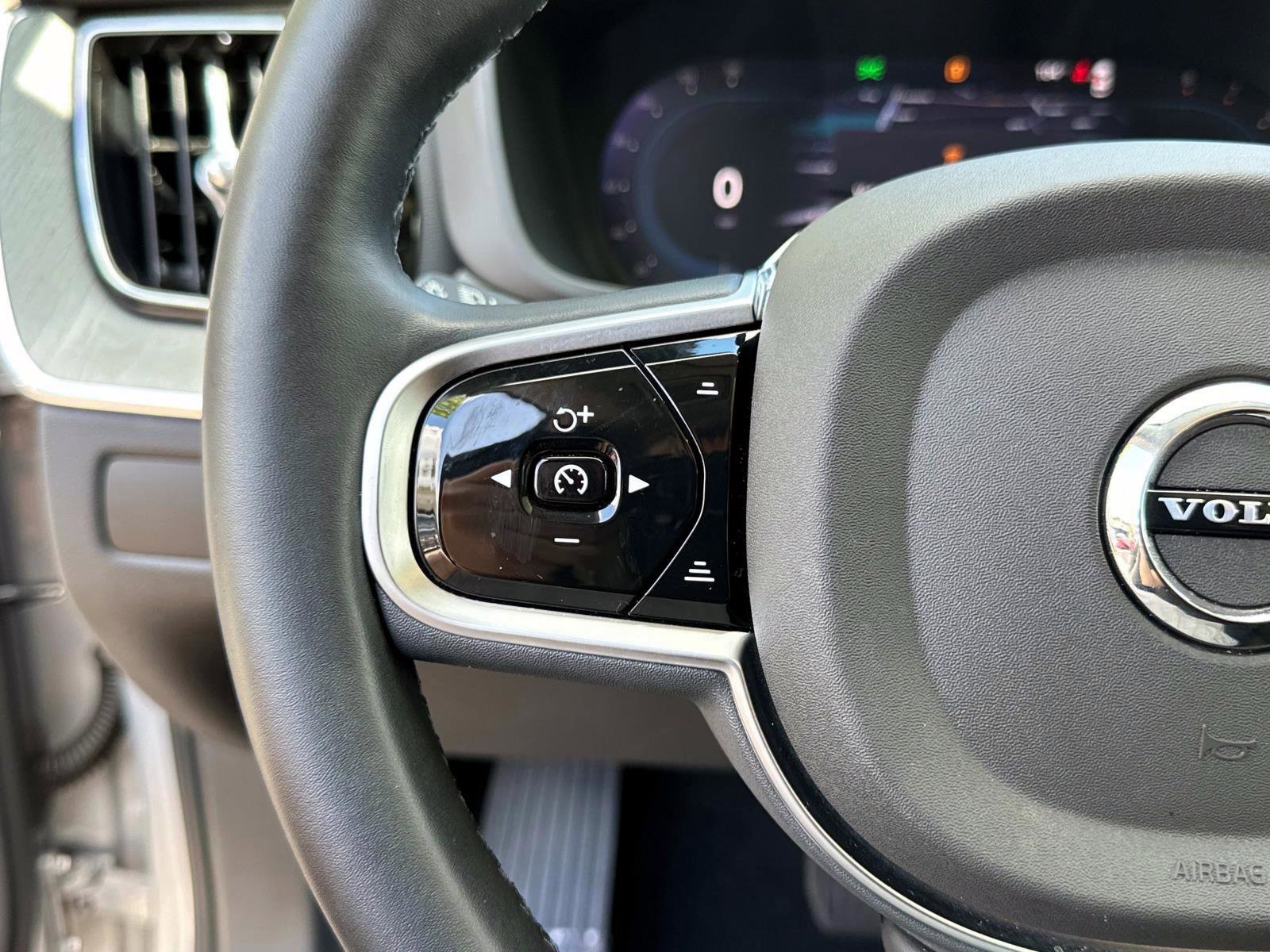 Certified 2025 Volvo XC60 B5 Plus image 28