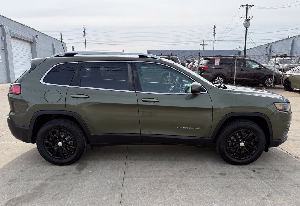 Used 2019 Jeep Cherokee Latitude w/ Cold Weather Group AWD/4WD image 5