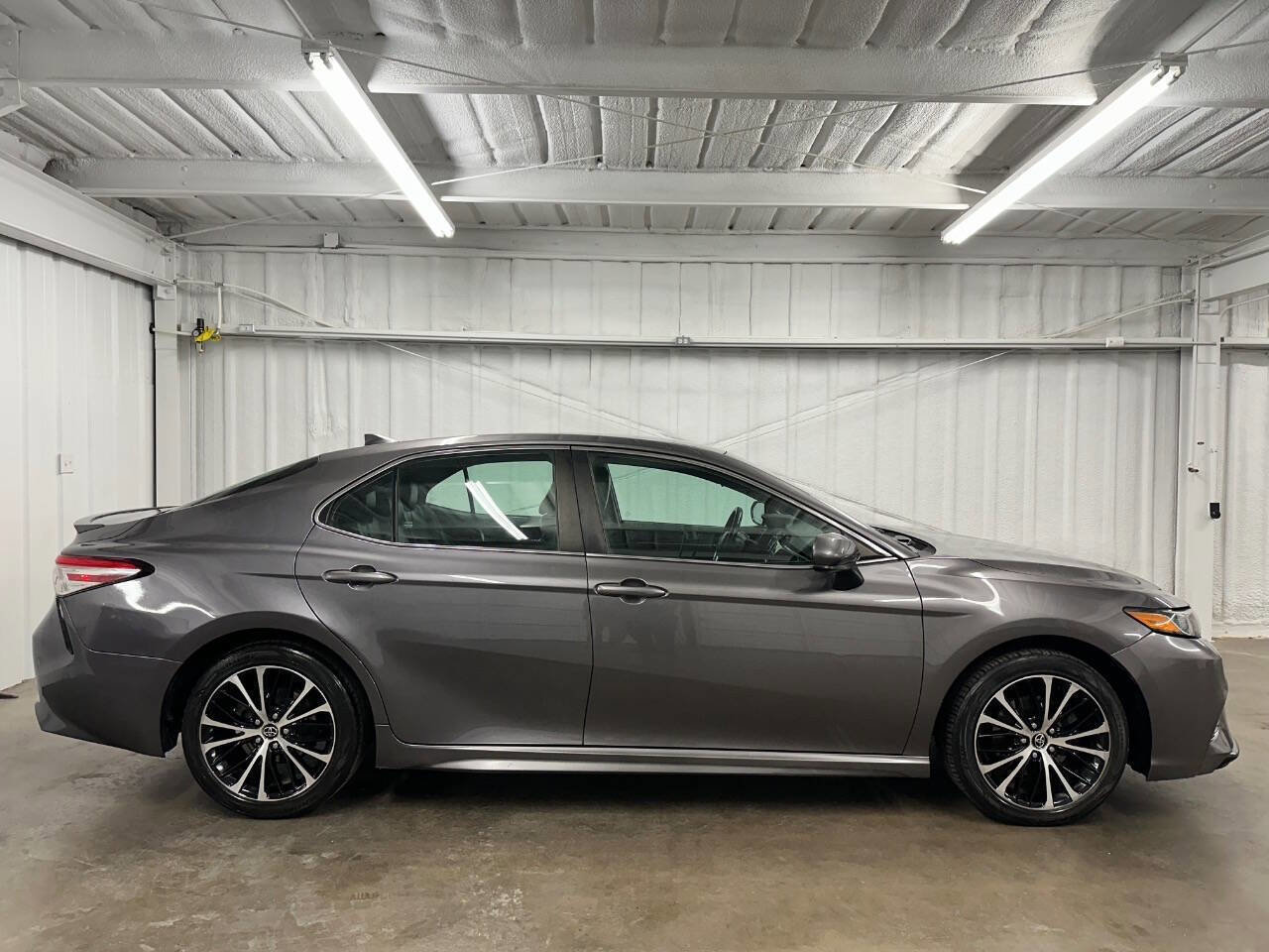 Used 2020 Toyota Camry SE image 3