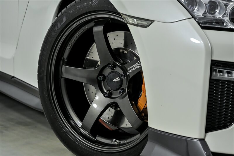Used 2019 Nissan GT-R Premium w/ Premium Interior Package AWD/4WD image 4
