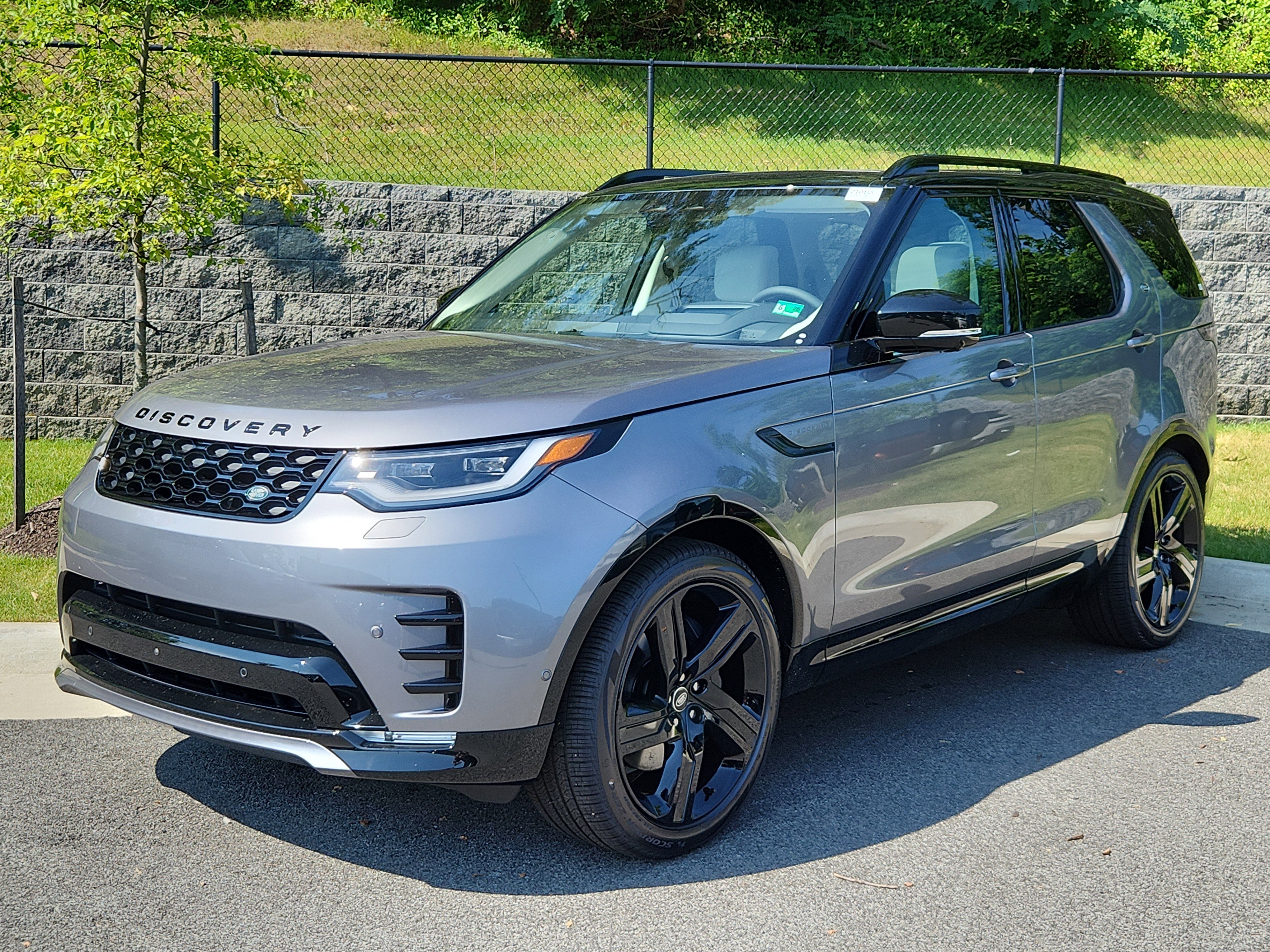 New 2025 Land Rover Discovery Dynamic SE image 1
