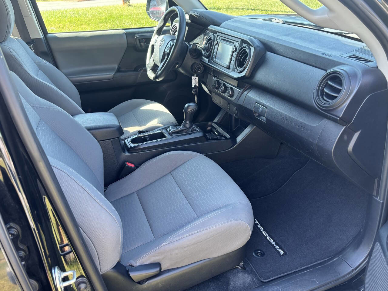 Used 2019 Toyota Tacoma SR image 10