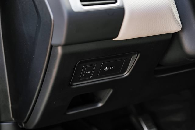 Used 2025 Land Rover Discovery Dynamic SE AWD/4WD image 34