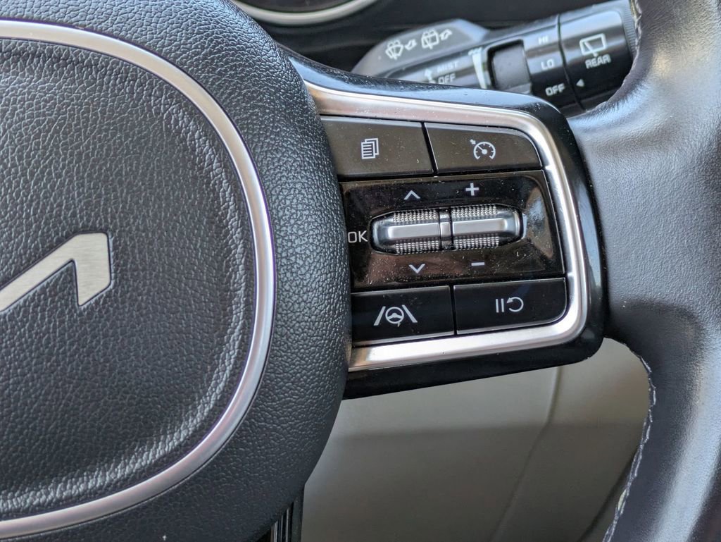 Used 2023 Kia Carnival LX FWD image 21