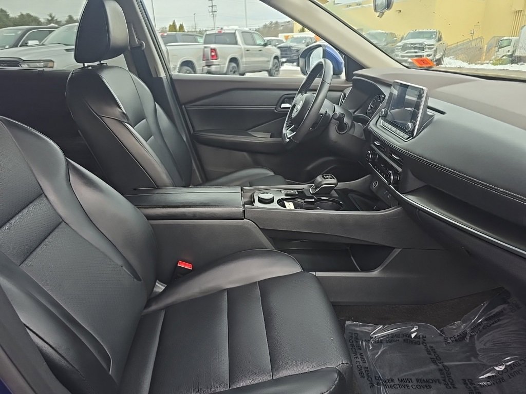 Used 2023 Nissan Rogue SV w/ SV Premium B Package image 11