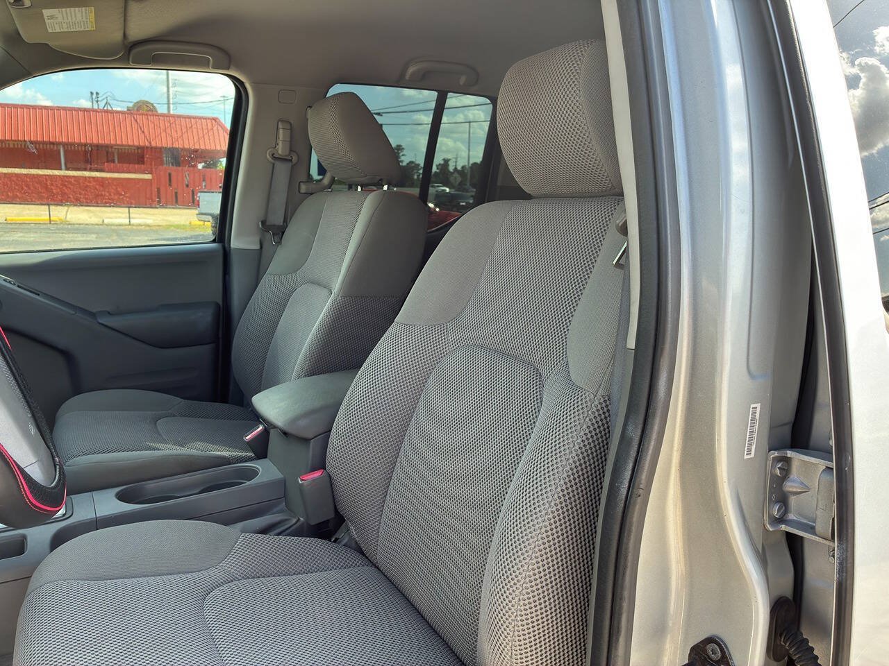 Used 2015 Nissan Frontier SV w/ SV Value Truck Package RWD image 15