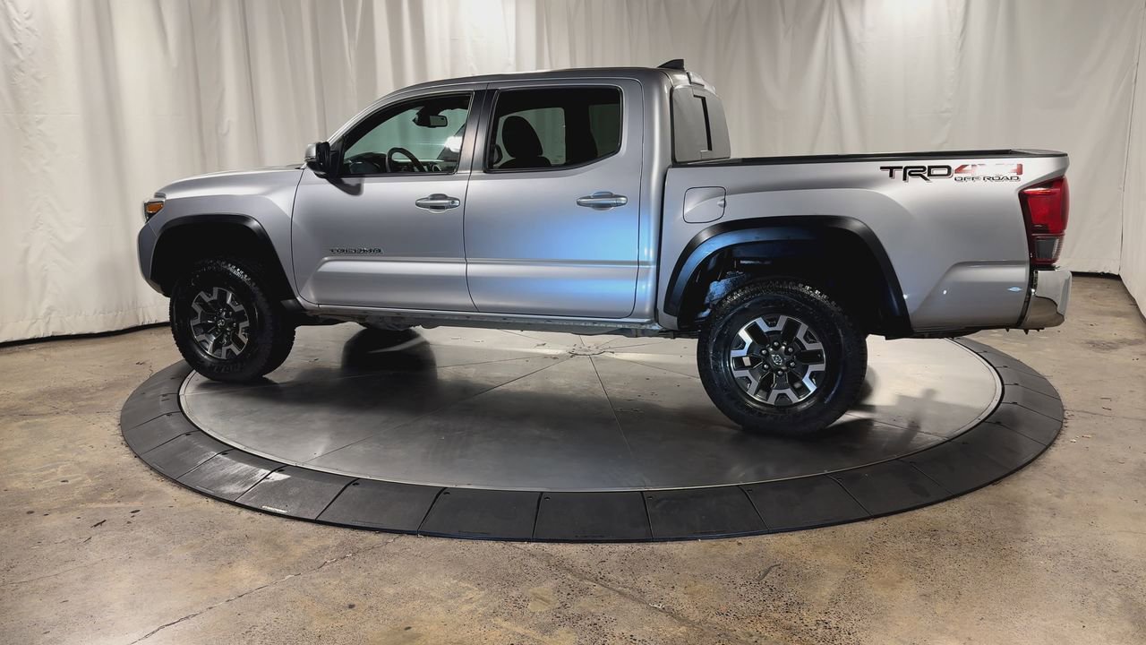 Used 2018 Toyota Tacoma TRD Off-Road AWD/4WD image 10