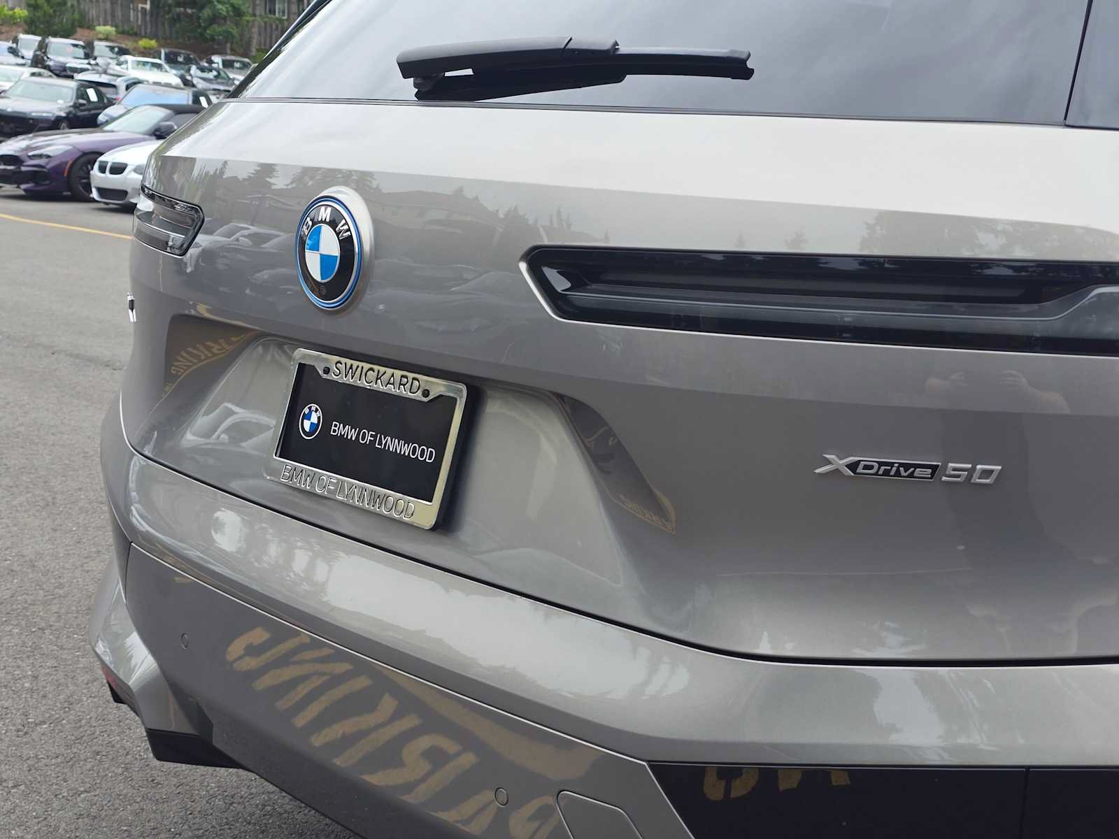Used 2023 BMW iX xDrive50 w/ Sport Package AWD/4WD image 13