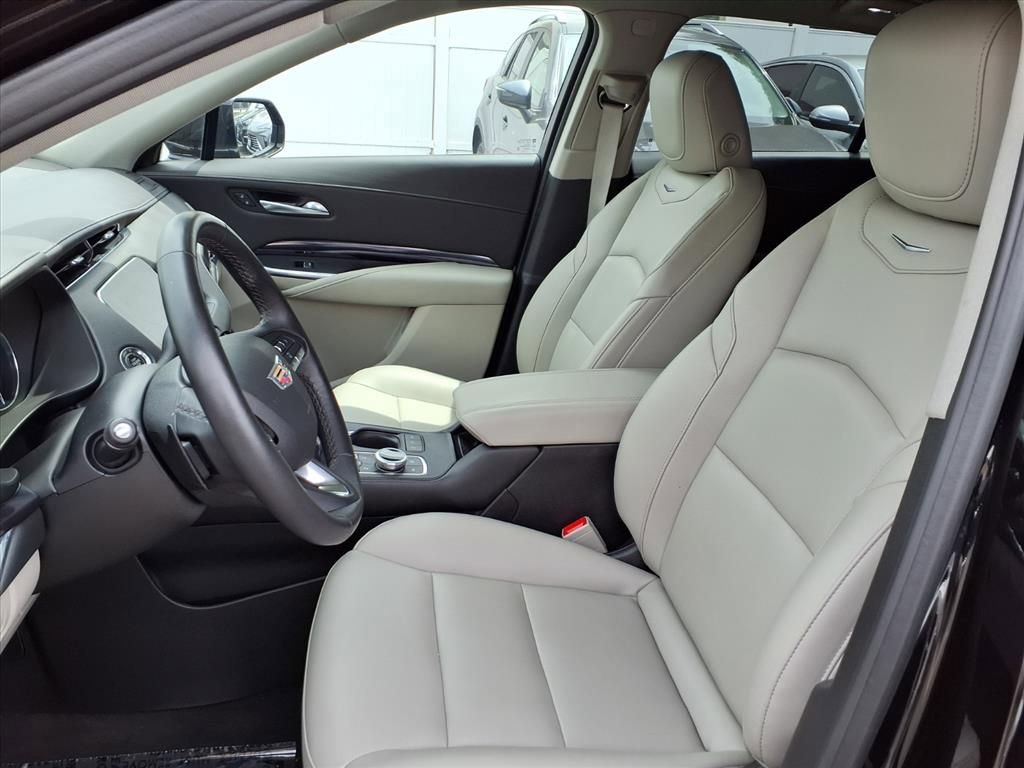 Used 2023 Cadillac XT4 Luxury w/ Cold Weather Package FWD image 17