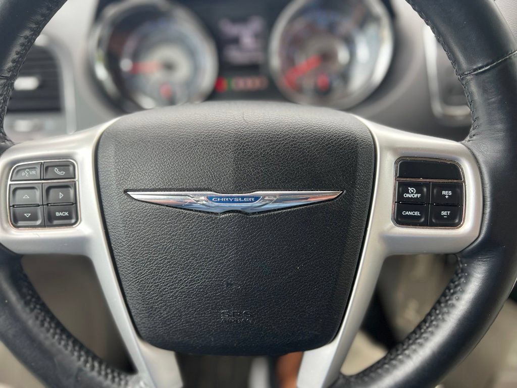 Used 2014 Chrysler Town & Country Touring-L w/ Driver Convenience Group FWD image 12