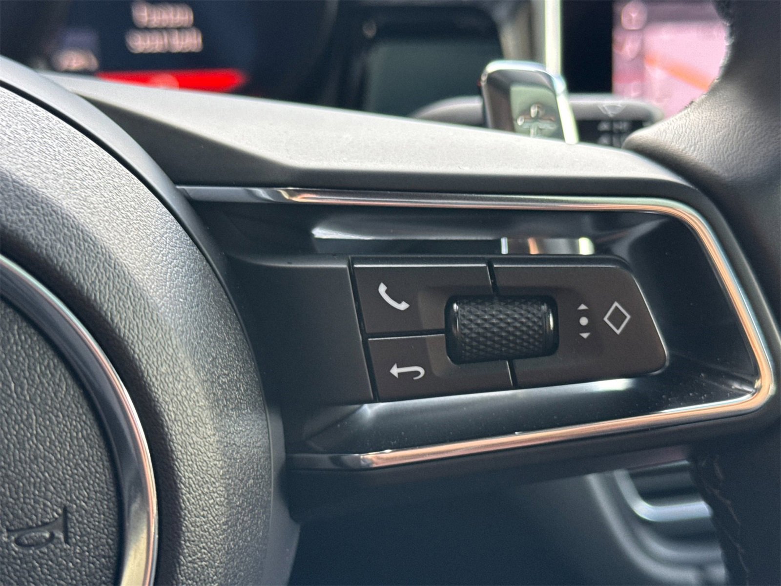 Used 2025 Porsche Macan image 28