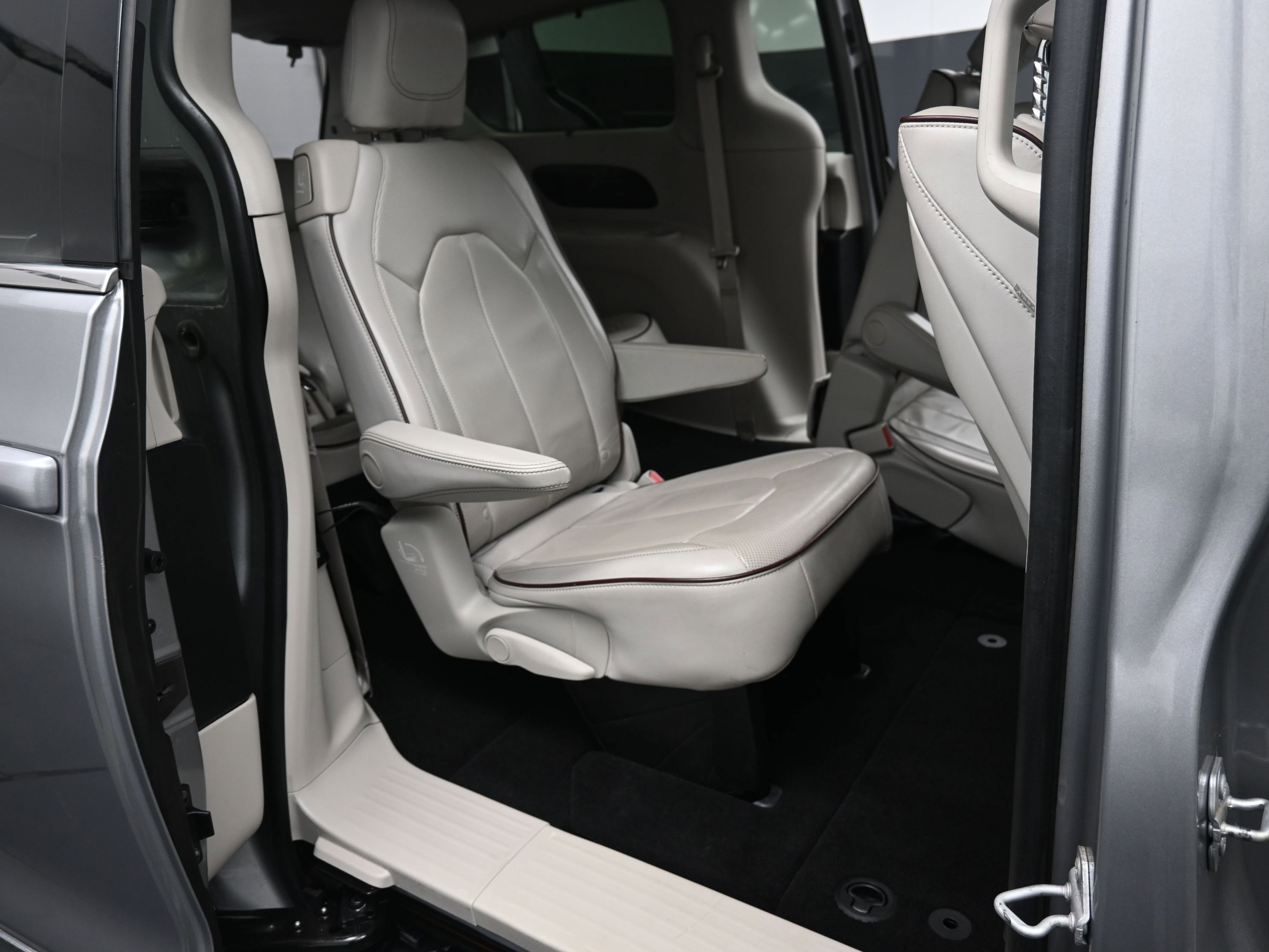 Used 2017 Chrysler Pacifica Limited w/ UConnect Theater Package image 26