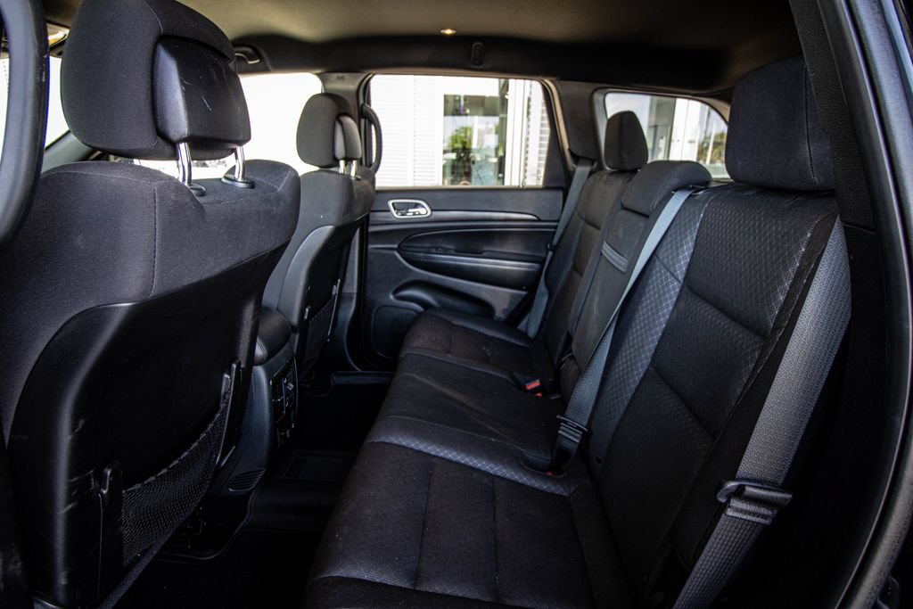 Used 2020 Jeep Grand Cherokee Laredo w/ Security & Convenience Group image 24