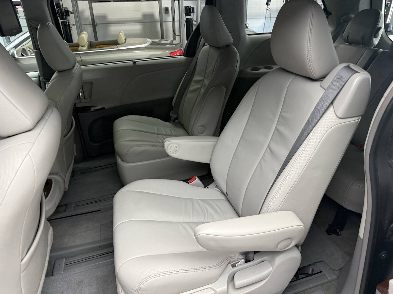 Used 2014 Toyota Sienna XLE AWD/4WD image 28