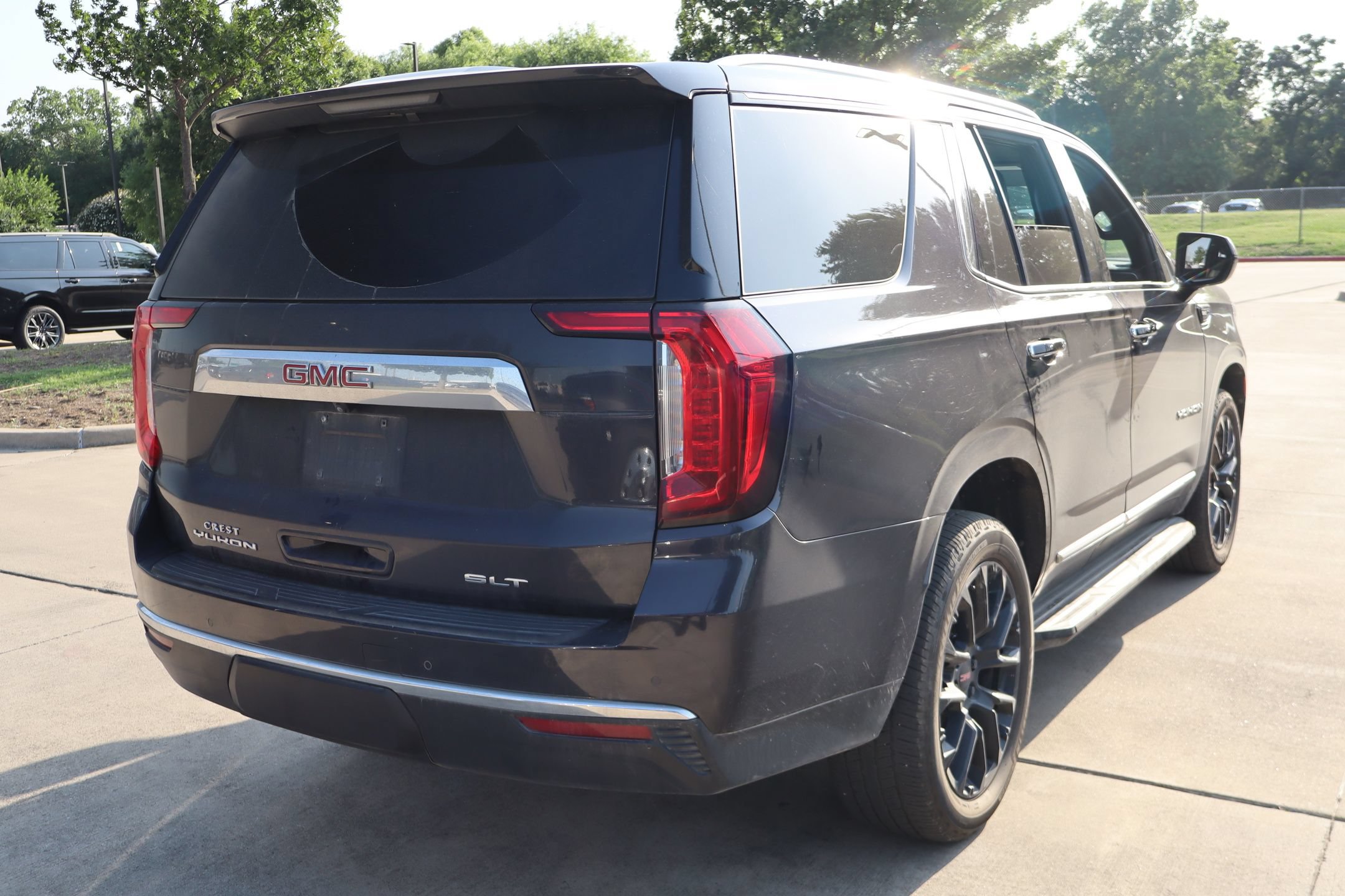 Used 2023 GMC Yukon SLT AWD/4WD image 3