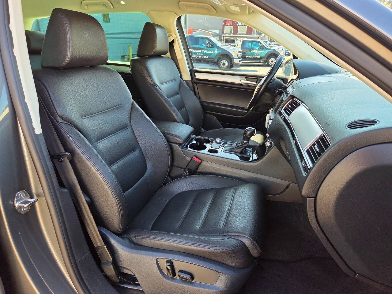 Used 2015 Volkswagen Touareg Sport AWD/4WD image 16