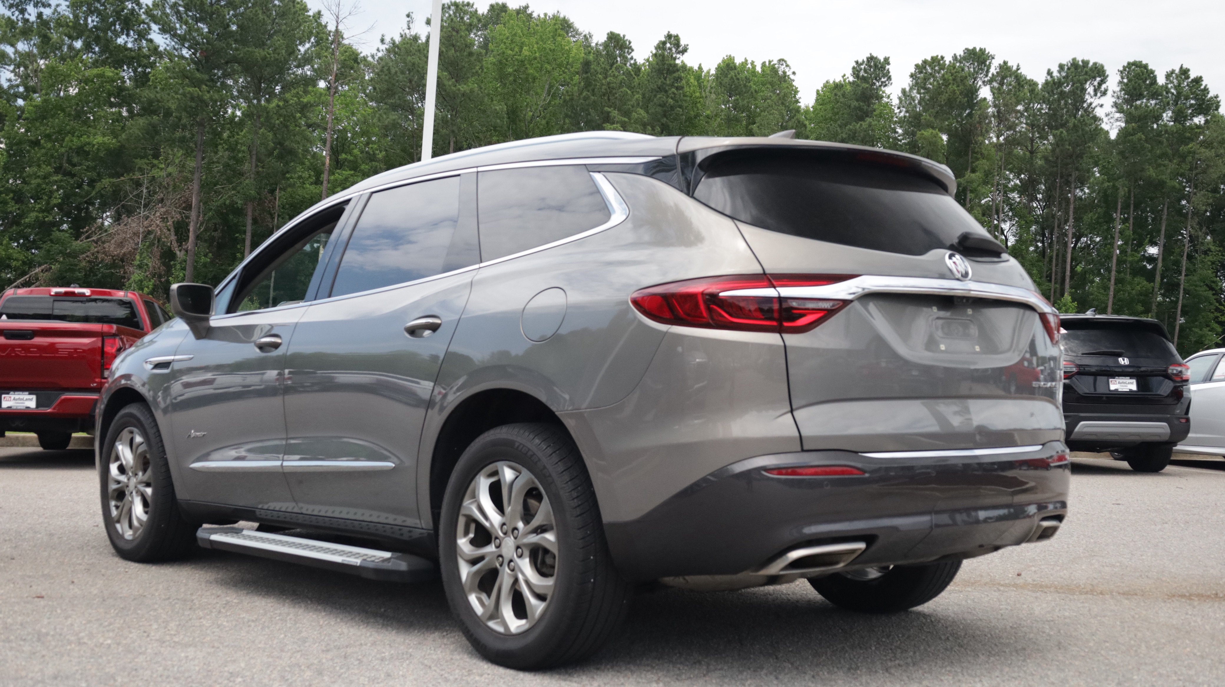 Used 2019 Buick Enclave Avenir w/ Avenir Technology Package AWD/4WD image 3