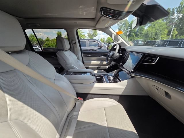 Used 2022 Jeep Wagoneer Series III w/ Premium Group I AWD/4WD image 7