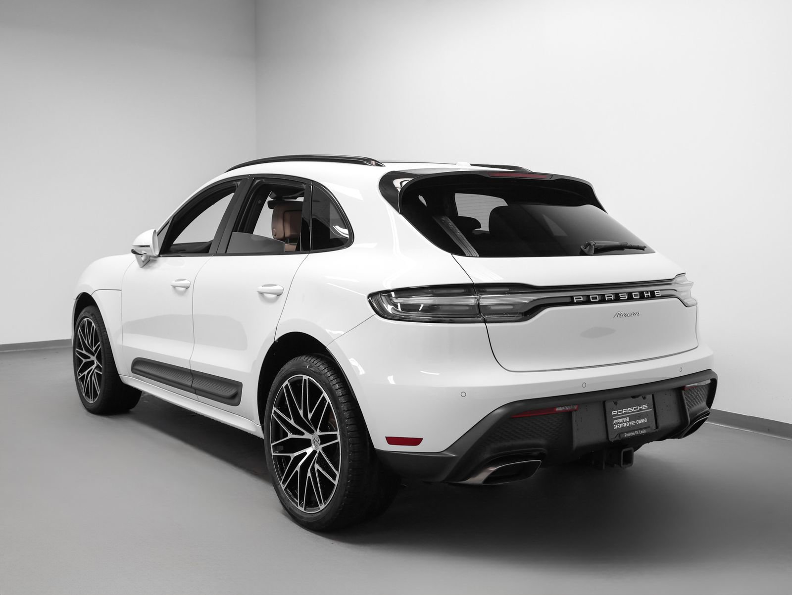 Certified 2023 Porsche Macan AWD/4WD image 3