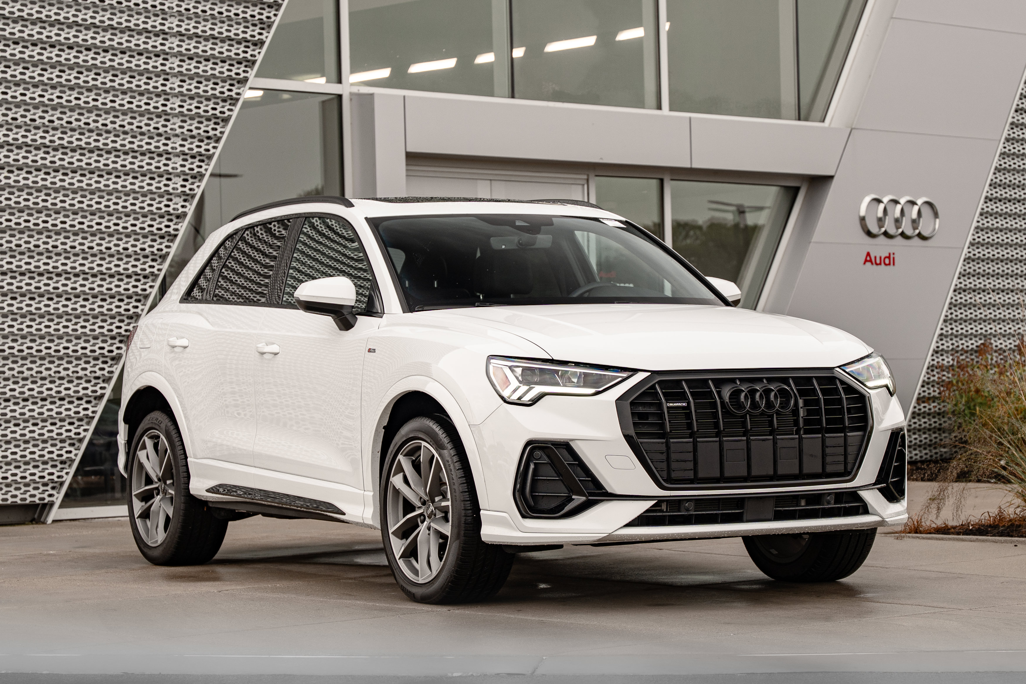 Certified 2025 Audi Q3 2.0T Premium w/ Convenience Package AWD/4WD image 1