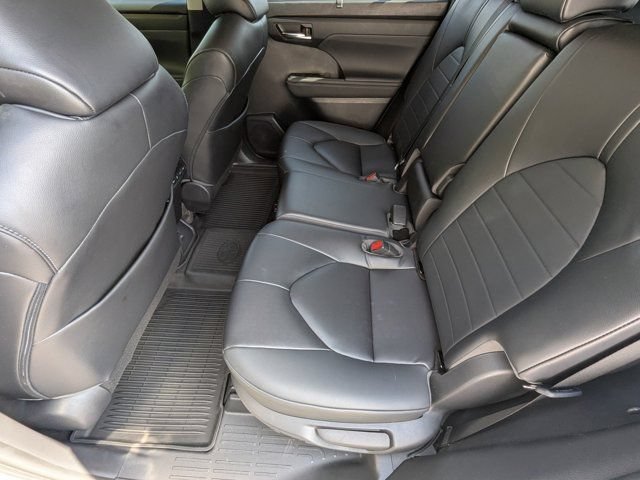 Used 2023 Toyota Highlander XLE AWD/4WD image 18